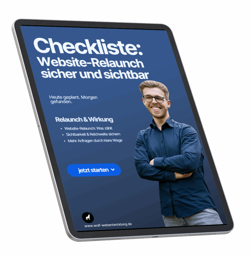 Bild eines Tablets mit einer Checkliste für den Website-Relaunch und einem lächelnden Mann.